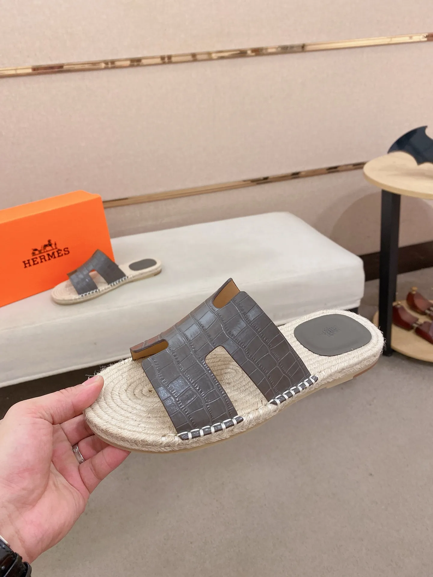 Factory price: 340💰high-end version. "HERMES" Hermès 💁♂️Men's casual slippers, compare the quality at the counter🧚🏿♂️ The upper is made of cowhide leather 🐊crocodile pattern workmanship, purely hand-drawn, raw rubber breathable and non-slip outsole, the inner is breathable and comfortable lambskin, the density is 100% comfortable, the original rubber outsole is wear-resistant and has a code number of 38-44. Can be customized 45-46-47💥🏆